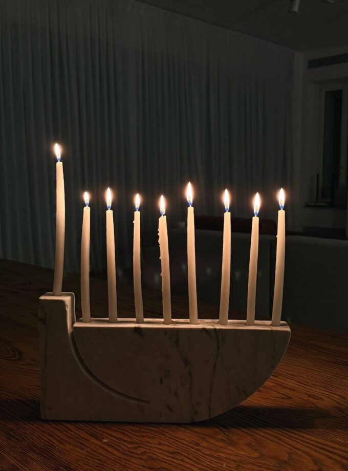חנוכיית Carrara Marble